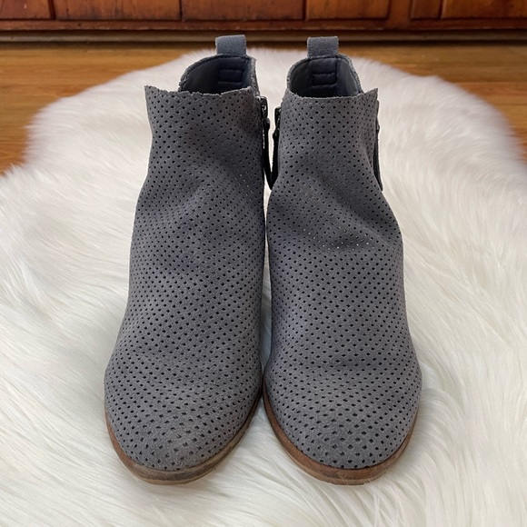 Dolce Vita Sansa Perforated Zip Bootie Suede In Grey Size 7.5 - Picture 2 of 14